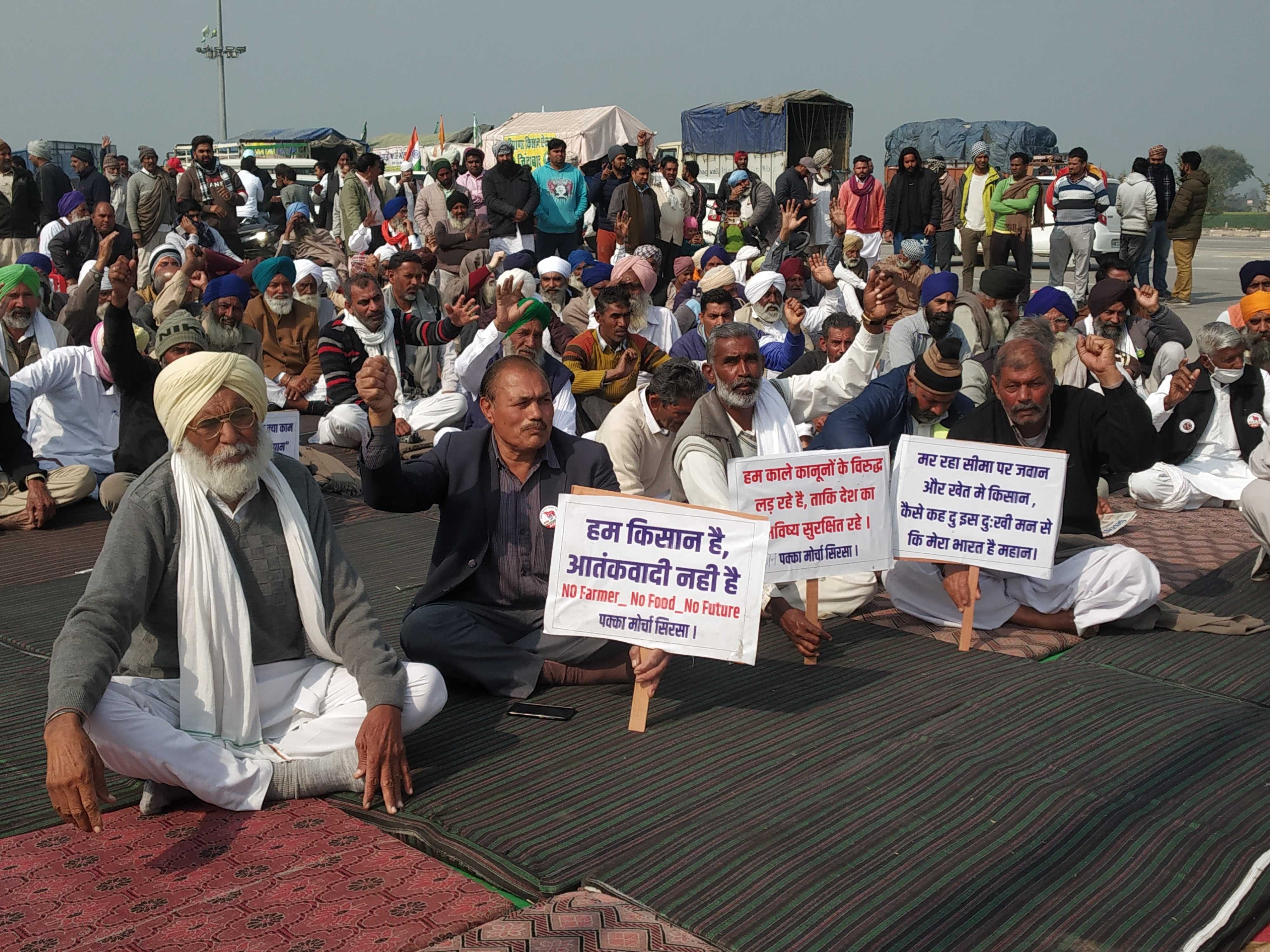 हिसार रोड स्थित भावदीन टोल प्लाजा पर धरना देकर बैठे किसान। हिसार रोड स्थित भावदीन टोल प्लाजा पर धरना देकर बैठे किसान।