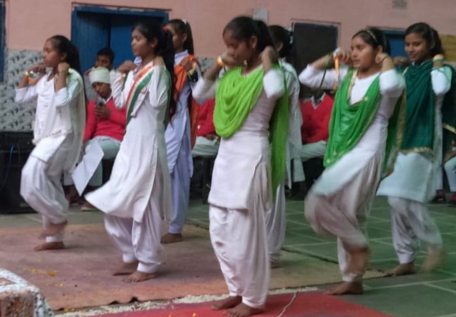 मंडावली के महर्षि दयानंद सरस्वती स्कूल में सांस्कृतिक कार्यक्रम प्रस्तुत करतीं छात्राएं। मंडावली के महर्षि दयानंद सरस्वती स्कूल में सांस्कृतिक कार्यक्रम प्रस्तुत करतीं छात्राएं।