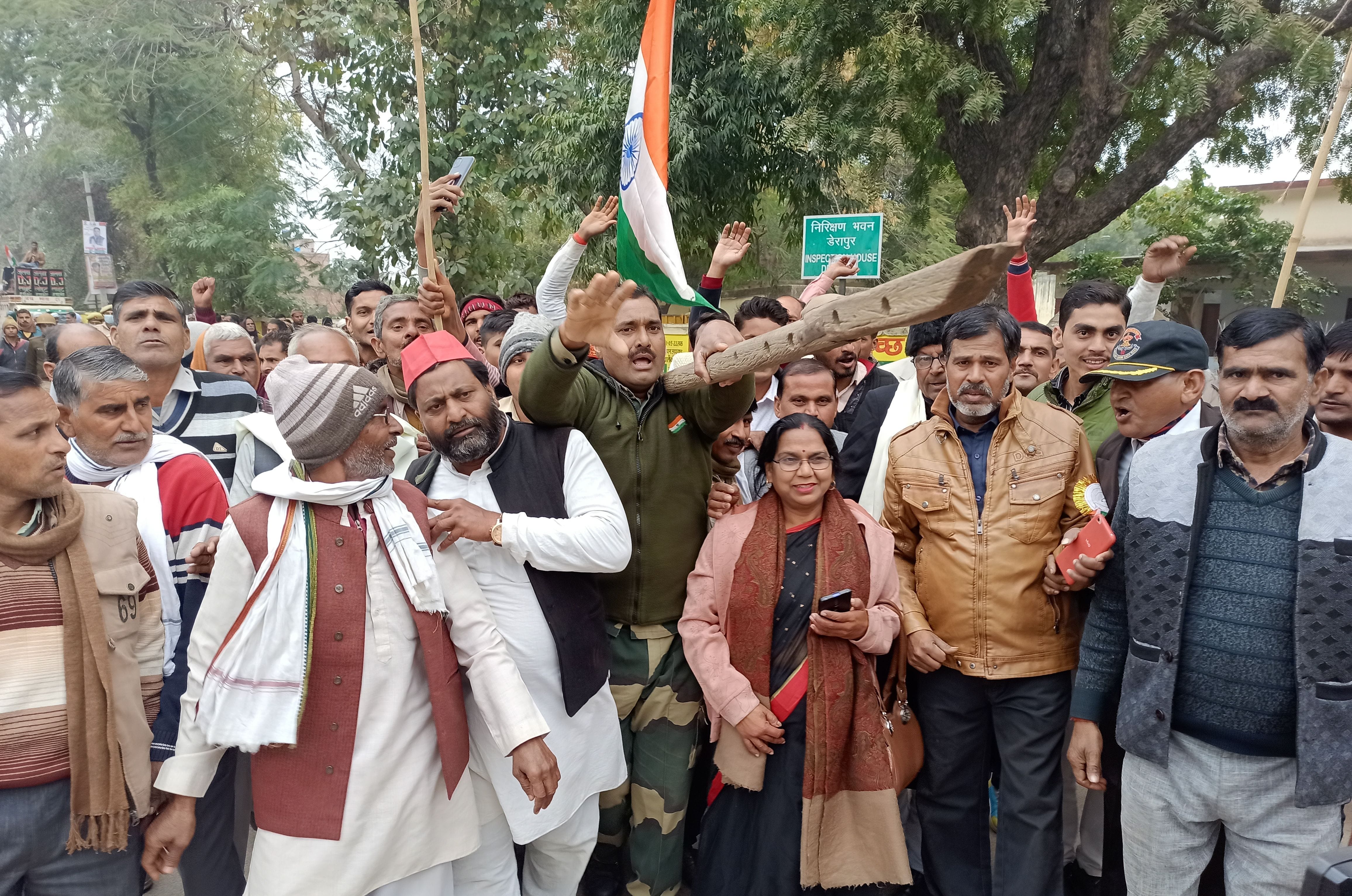 डेरापुर में पूर्व विधायक मिथलेश कटियार के नेतृत्व में जुलूस निकालते कार्यकर्ता।