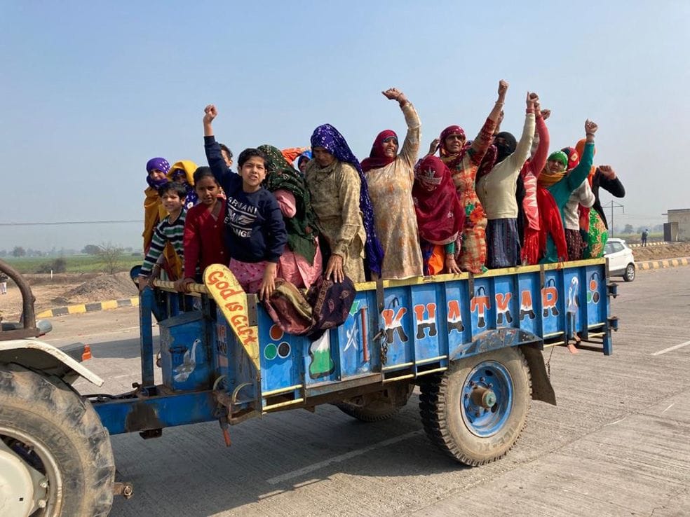खटकड़ टोल पर धरने में ट्रैक्ट्रर-ट्राली से पहुंचीं महिलाएं। खटकड़ टोल पर धरने में ट्रैक्ट्रर-ट्राली से पहुंचीं महिलाएं।