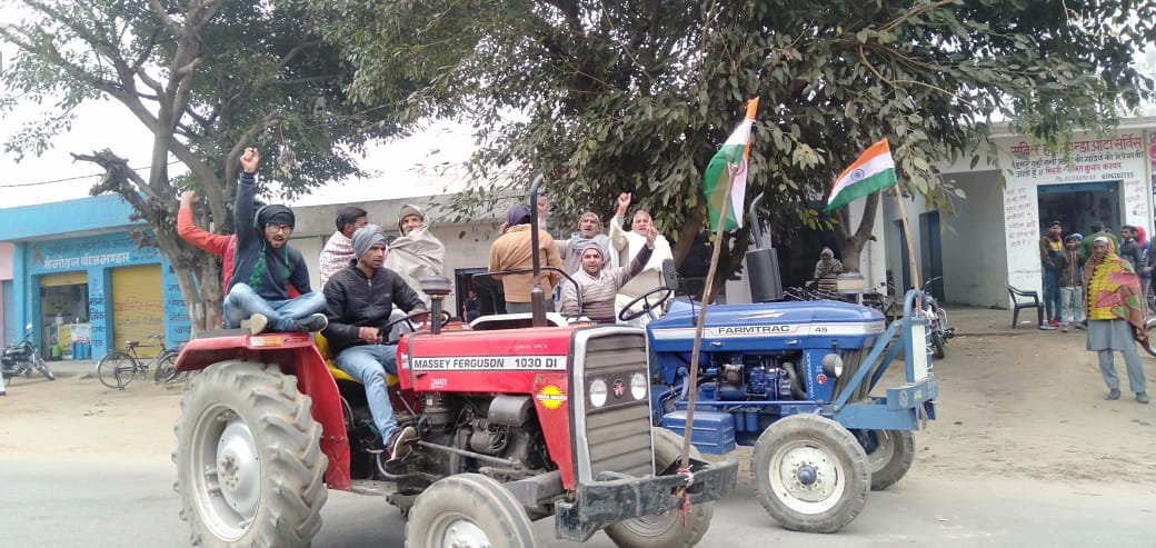 हीमपुरदीपा में ट्रैक्टरों से सदभावना रैली निकालते किसान। हीमपुरदीपा में ट्रैक्टरों से सदभावना रैली निकालते किसान।