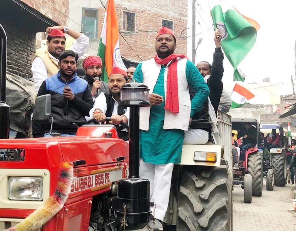 पुवायां में ट्रैक्टर रैली निकालते सपा कार्यकर्ता। संवाद