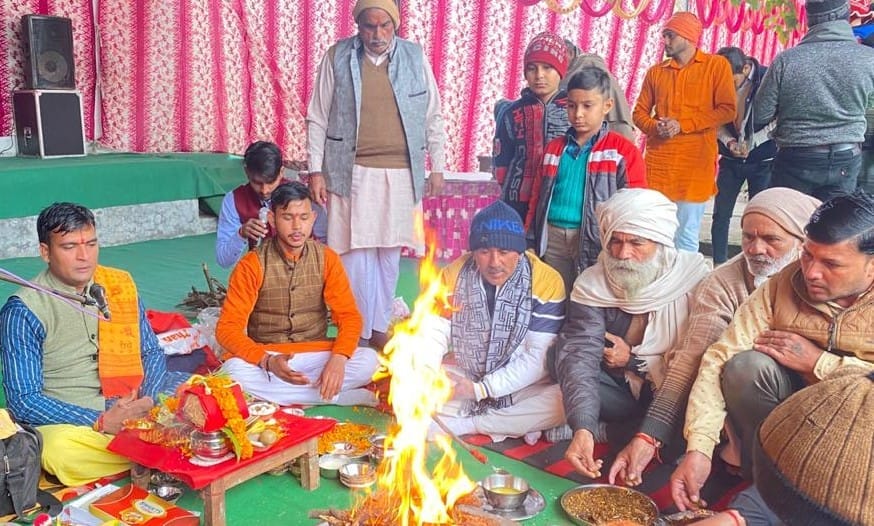 सुल्तानपुर में मां शाकंभरी जयंती पर हवन करते श्रद्धालु