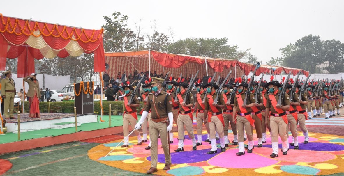 रुद्रपुर पुलिस लाइन में परेड में शामिल जवान, सलामी लेतीं डीएम रंजना राजगुरु। रुद्रपुर पुलिस लाइन में परेड में शामिल जवान, सलामी लेतीं डीएम रंजना राजगुरु।
