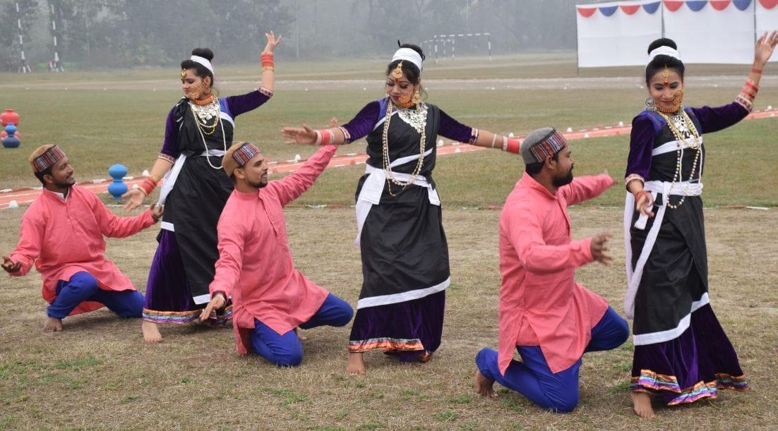 पुलिस लाइन में झांकी के दौरान सांस्कृति कार्यक्रम प्रस्तुत करते कलाकार। पुलिस लाइन में झांकी के दौरान सांस्कृति कार्यक्रम प्रस्तुत करते कलाकार।