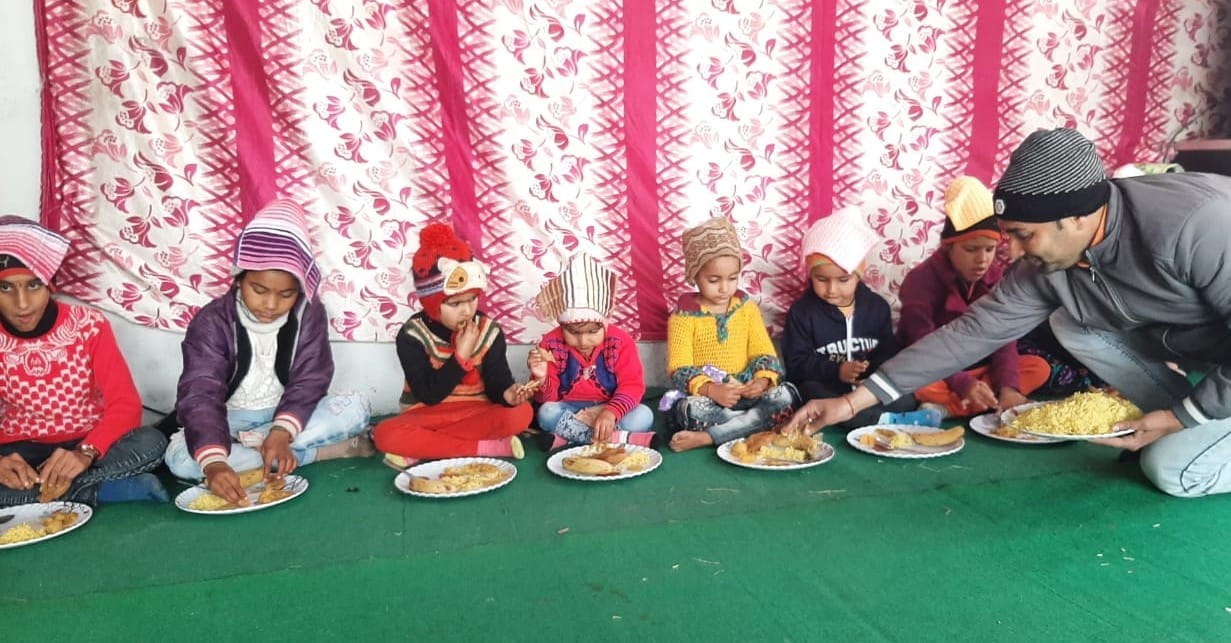 मां शाकंभरी जयंती पर कन्याओं का पूजन कर उन्हें भोजन खिलाते श्रद्वालु।