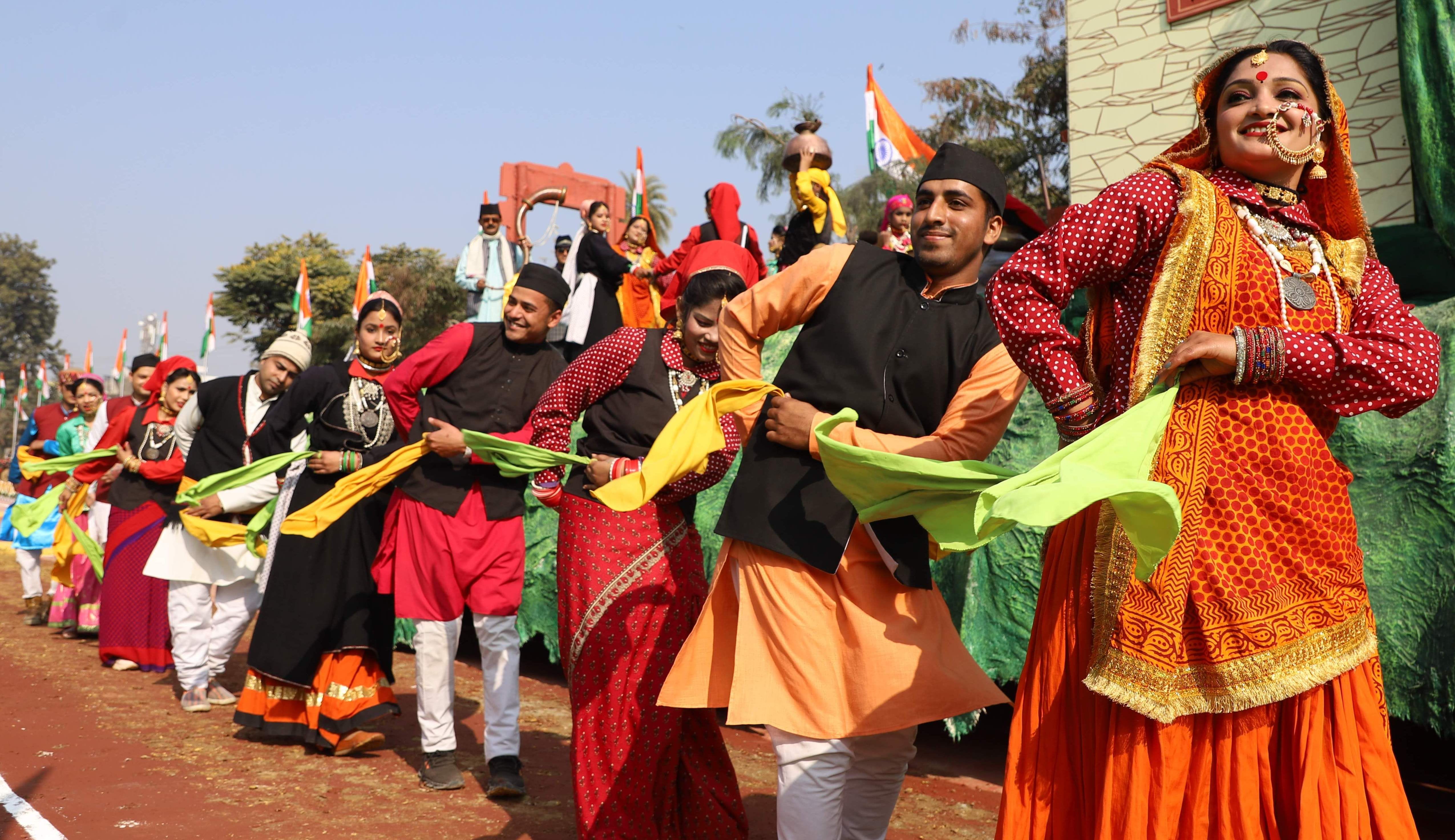 परेड ग्राउंड में प्रस्तुति देते कलाकार। संवाद परेड ग्राउंड में प्रस्तुति देते कलाकार। संवाद