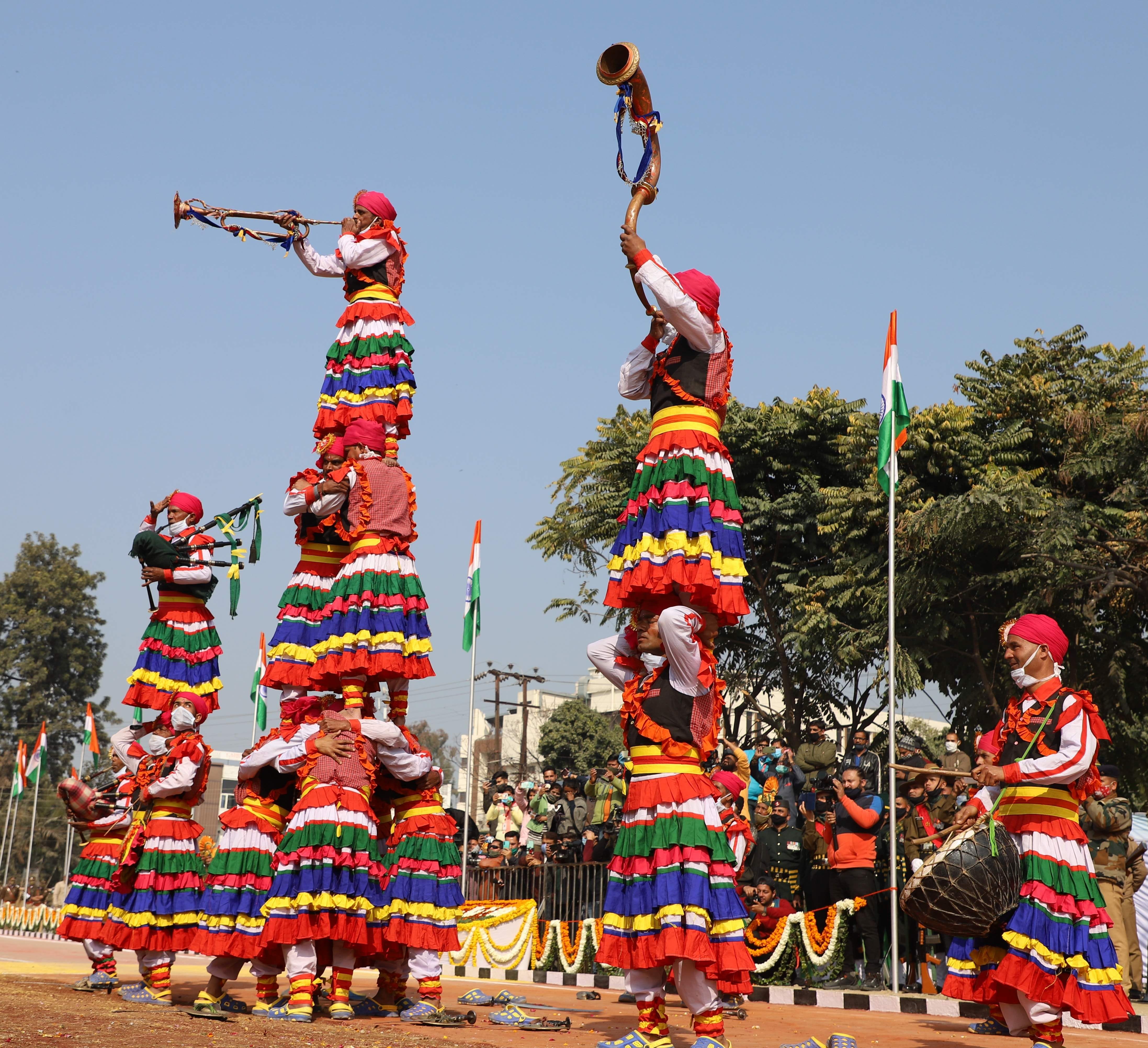 गणतंत्र दिवस पर परेड ग्राउंड में प्रस्तुति देते कलाकार। संवाद गणतंत्र दिवस पर परेड ग्राउंड में प्रस्तुति देते कलाकार। संवाद