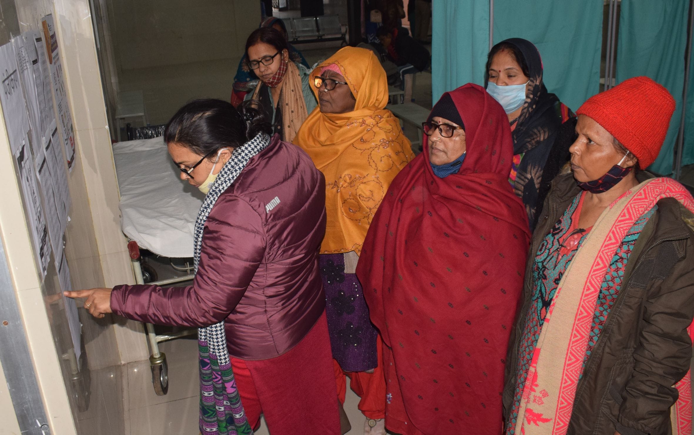 फोटो-5- चस्पा सूची में टीकाकरण के लिए अपना नाम देखतीं फ्रंटलाइन वर्कर्स। संवाद फोटो-5- चस्पा सूची में टीकाकरण के लिए अपना नाम देखतीं फ्रंटलाइन वर्कर्स। संवाद