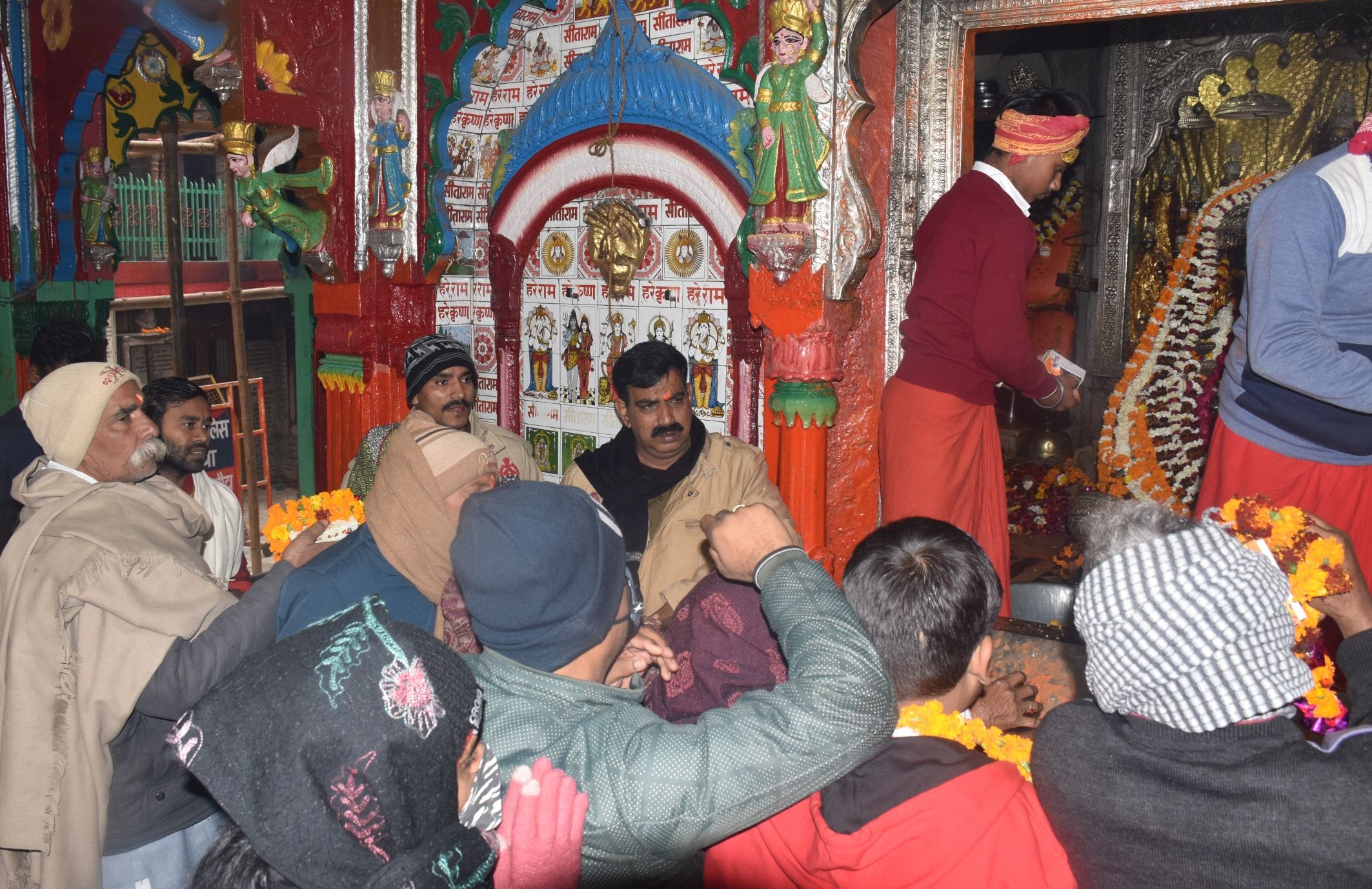 अयोध्या-पौष पूर्णिमा में हनुमानगढ़ी में आराध्य का दर्शन करते श्रद्घालु अयोध्या-पौष पूर्णिमा में हनुमानगढ़ी में आराध्य का दर्शन करते श्रद्घालु