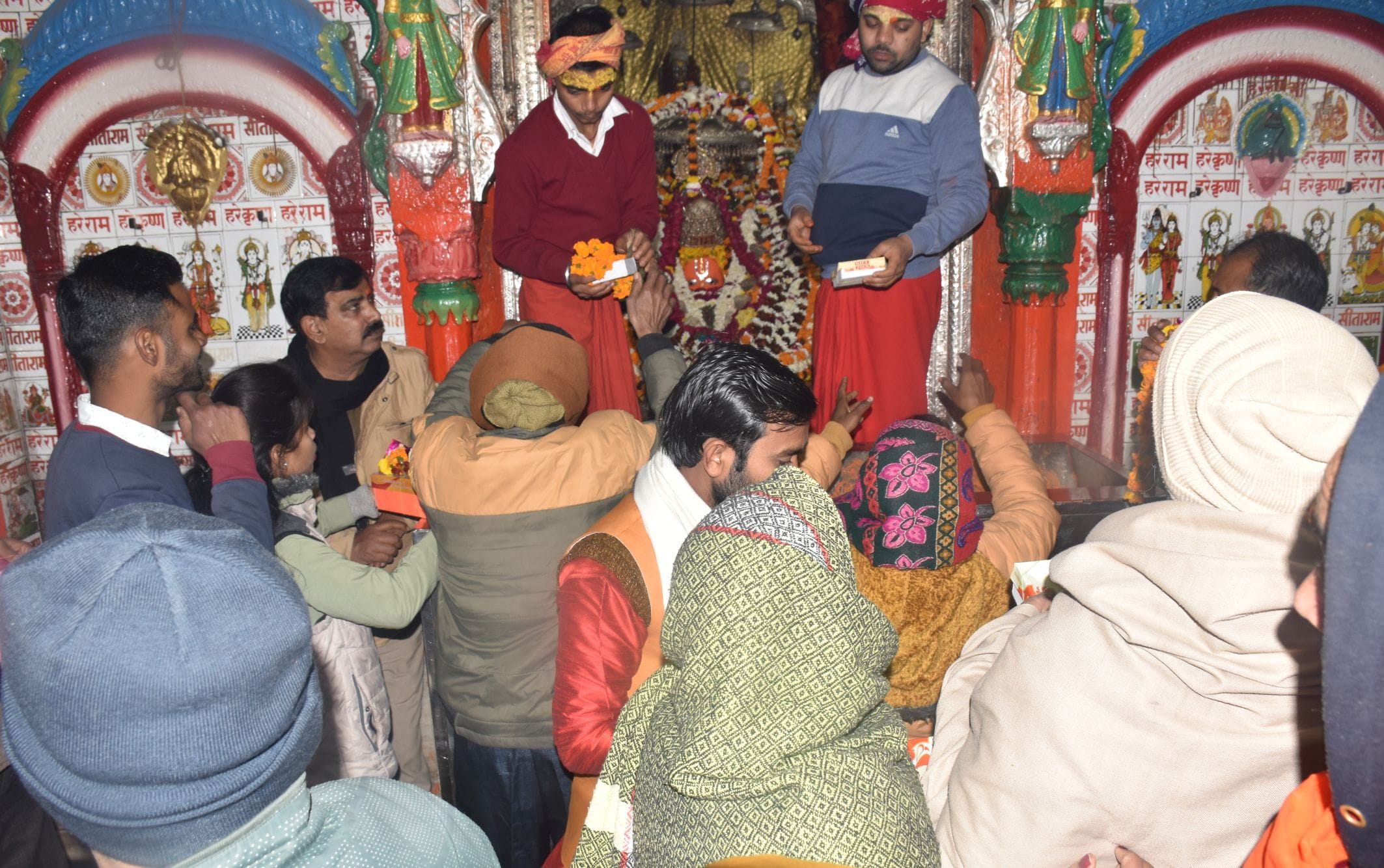 अयोध्या-पौष पूर्णिमा में हनुमानगढ़ी में आराध्य का दर्शन करते श्रद्घालु अयोध्या-पौष पूर्णिमा में हनुमानगढ़ी में आराध्य का दर्शन करते श्रद्घालु