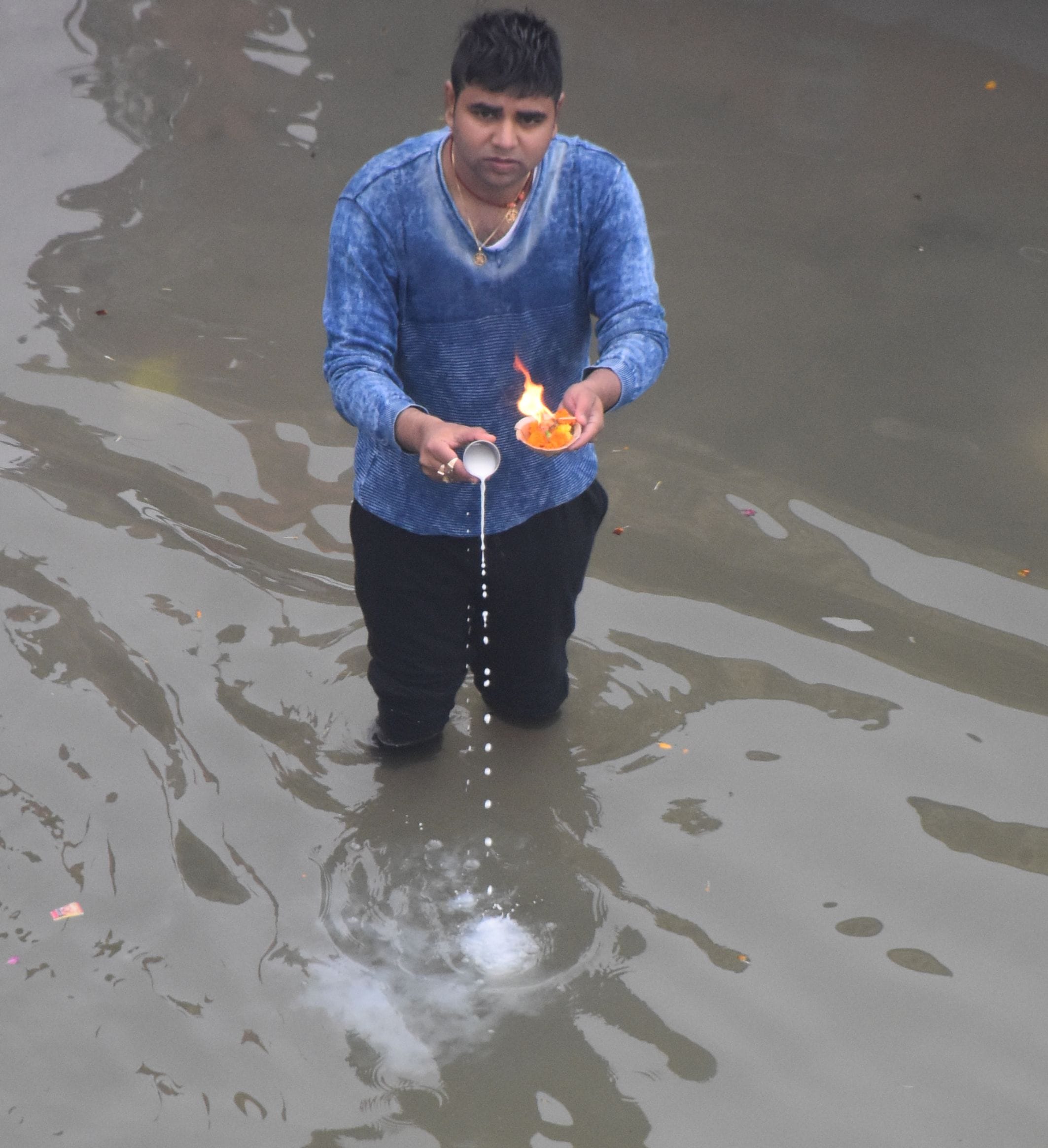 -अयोध्या-पतित पावनी सरयू में स्नान के बाद अर्घ्य देते श्रद्घालु -अयोध्या-पतित पावनी सरयू में स्नान के बाद अर्घ्य देते श्रद्घालु