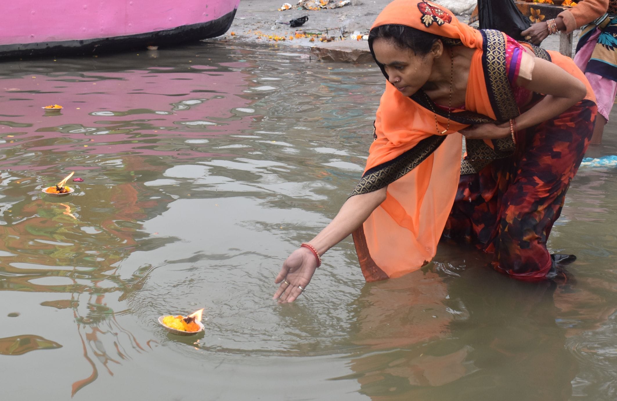 अयोध्या-पतित पावनी सरयू में स्नान के बाद दीप दान करते श्रद्घालु अयोध्या-पतित पावनी सरयू में स्नान के बाद दीप दान करते श्रद्घालु