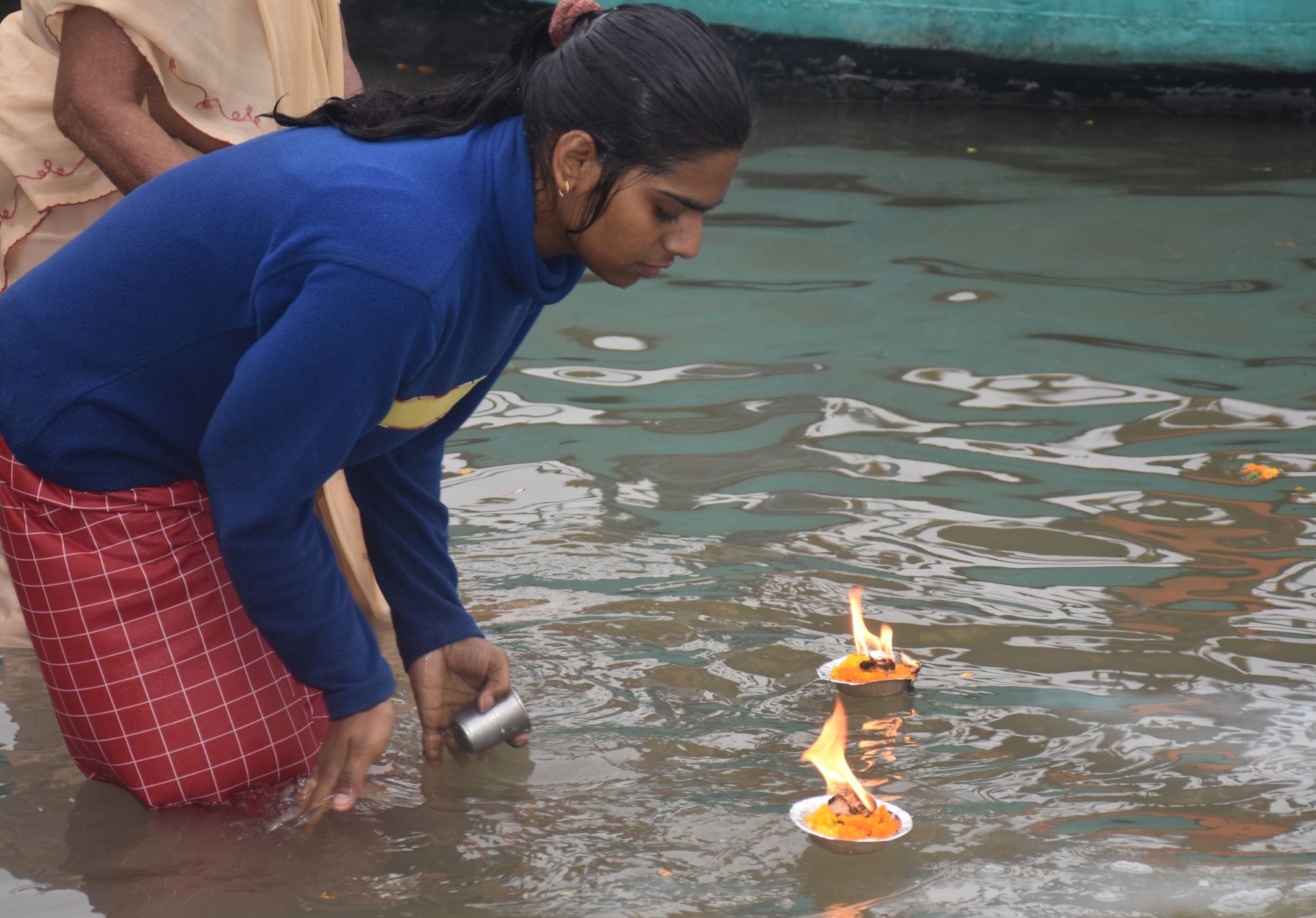 अयोध्या-पतित पावनी सरयू में स्नान के बाद दीप दान करते श्रद्घालु अयोध्या-पतित पावनी सरयू में स्नान के बाद दीप दान करते श्रद्घालु