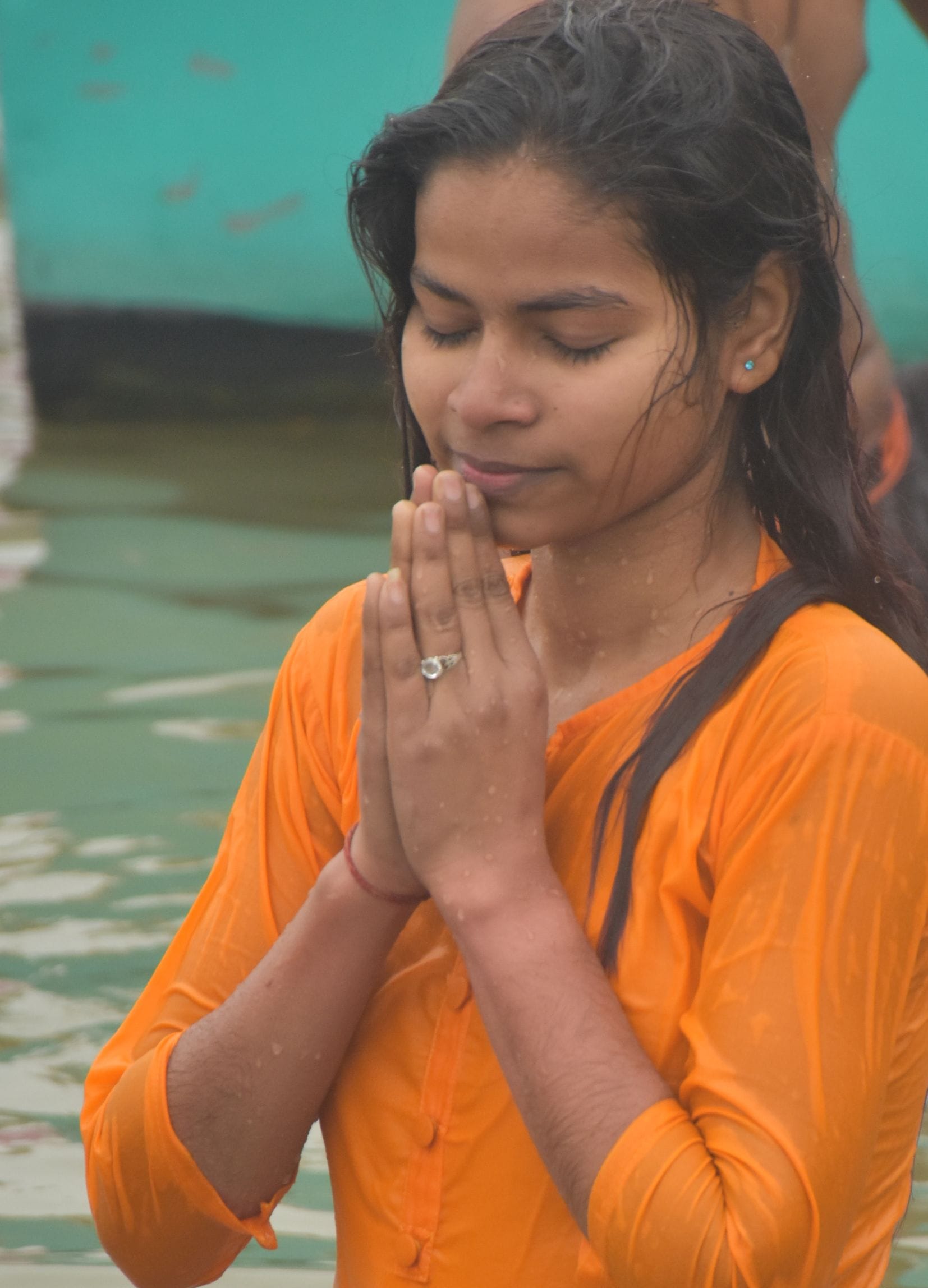 अयोध्या-पतित पावनी सरयू में स्नान के बाद पूजन करते श्रद्घालु अयोध्या-पतित पावनी सरयू में स्नान के बाद पूजन करते श्रद्घालु