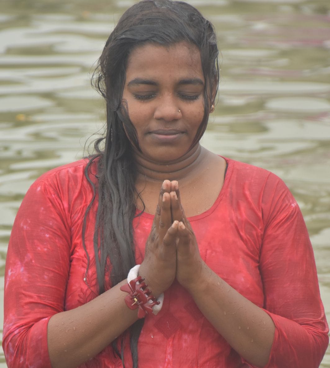 अयोध्या-पतित पावनी सरयू में स्नान के बाद पूजन करते श्रद्घालु अयोध्या-पतित पावनी सरयू में स्नान के बाद पूजन करते श्रद्घालु