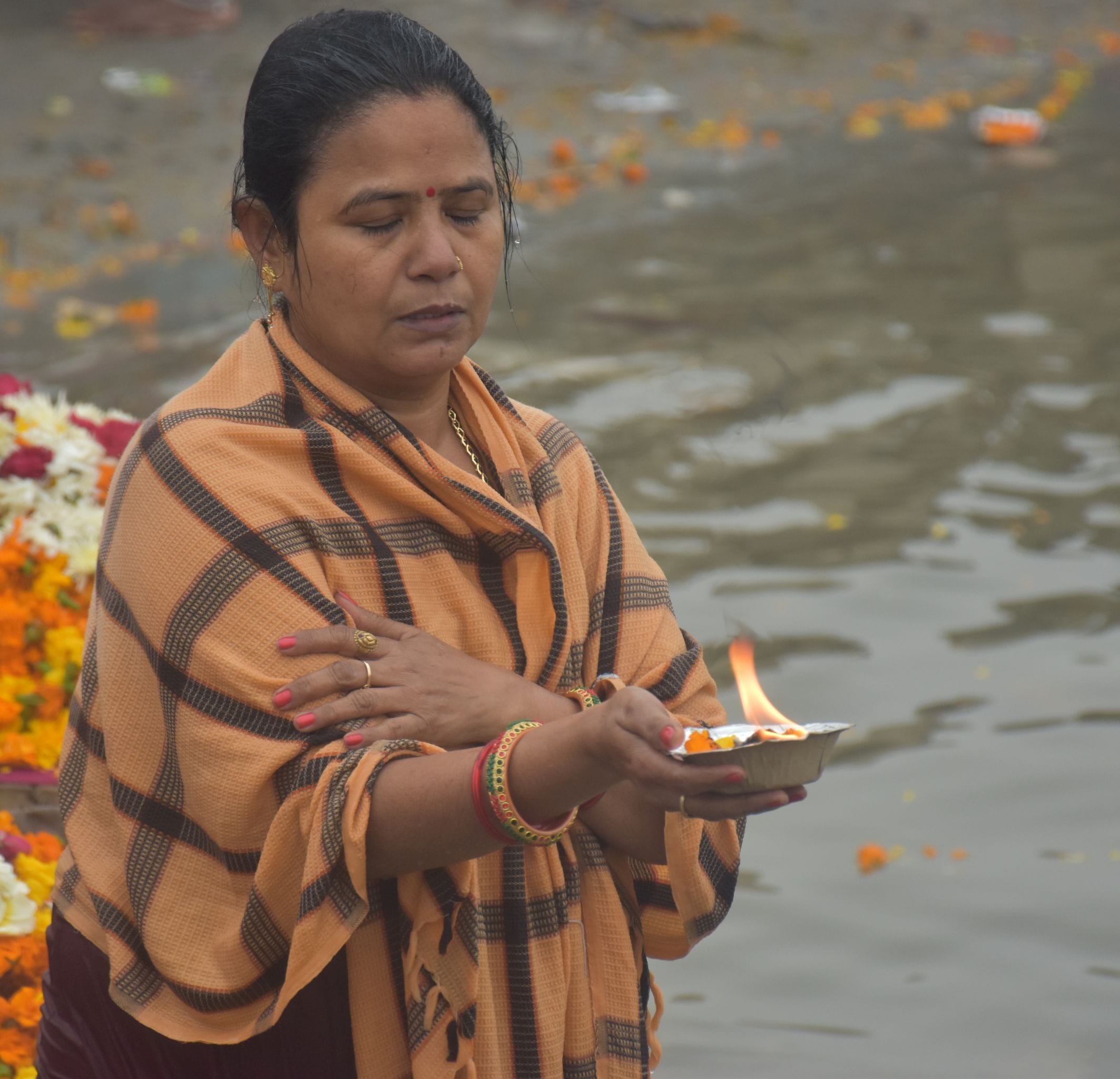 अयोध्या-पौष पूर्णिमा में सरयू में स्नान के बाद पूजन करते श्रद्घालु अयोध्या-पौष पूर्णिमा में सरयू में स्नान के बाद पूजन करते श्रद्घालु