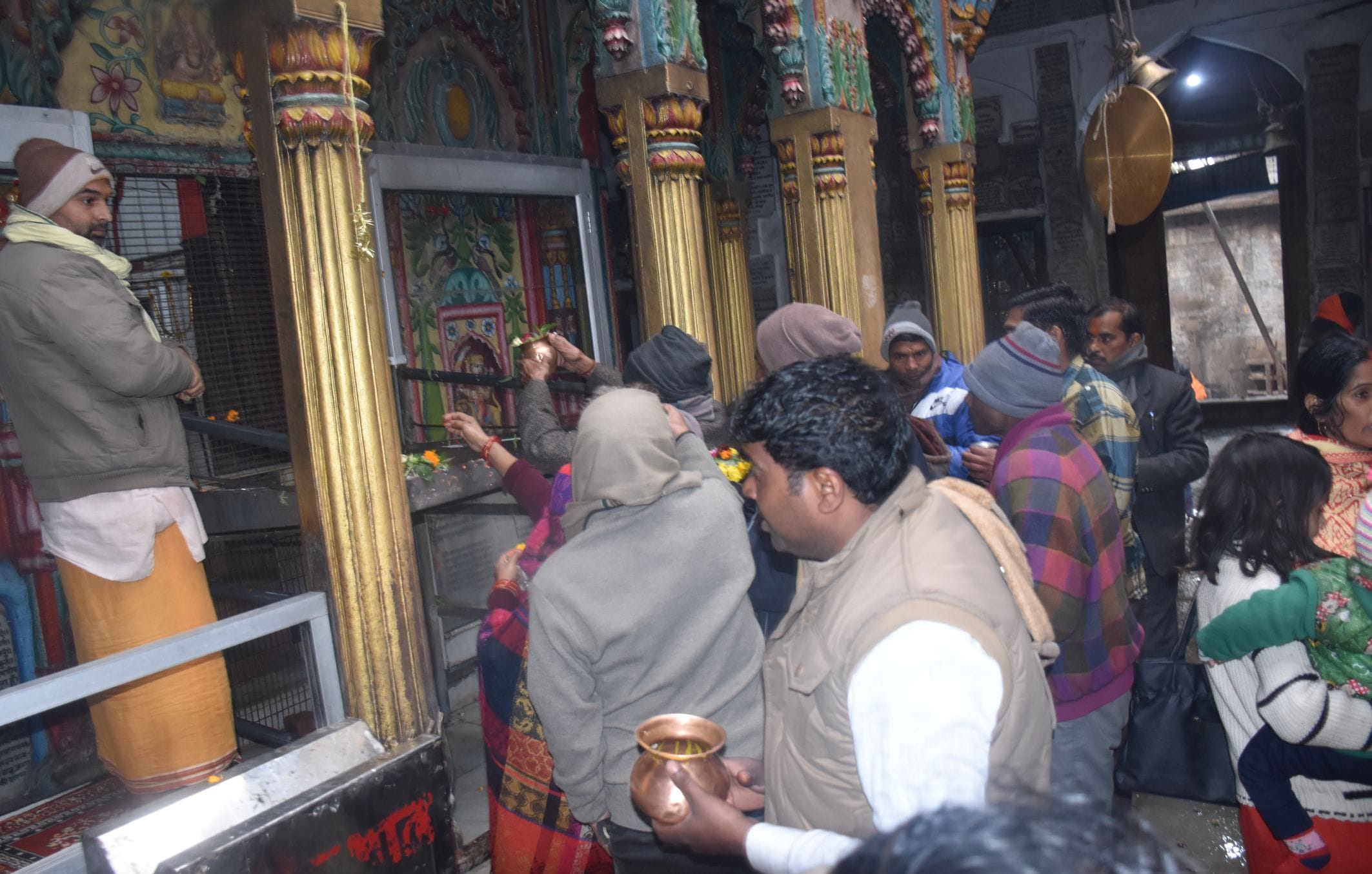 अयोध्या-पौष पूर्णिमा में नागेश्वरनाथ में जलाभिषेक करते श्रद्घालु अयोध्या-पौष पूर्णिमा में नागेश्वरनाथ में जलाभिषेक करते श्रद्घालु