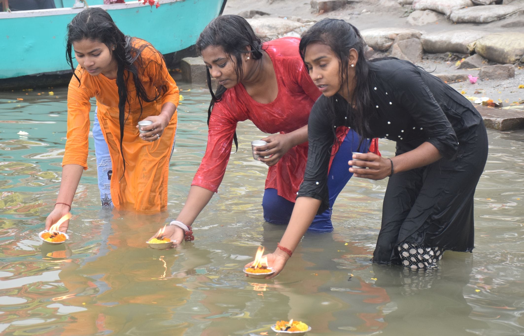 अयोध्या-पौष पूर्णिमा में सरयू में दीप दान करते श्रद्घालु अयोध्या-पौष पूर्णिमा में सरयू में दीप दान करते श्रद्घालु