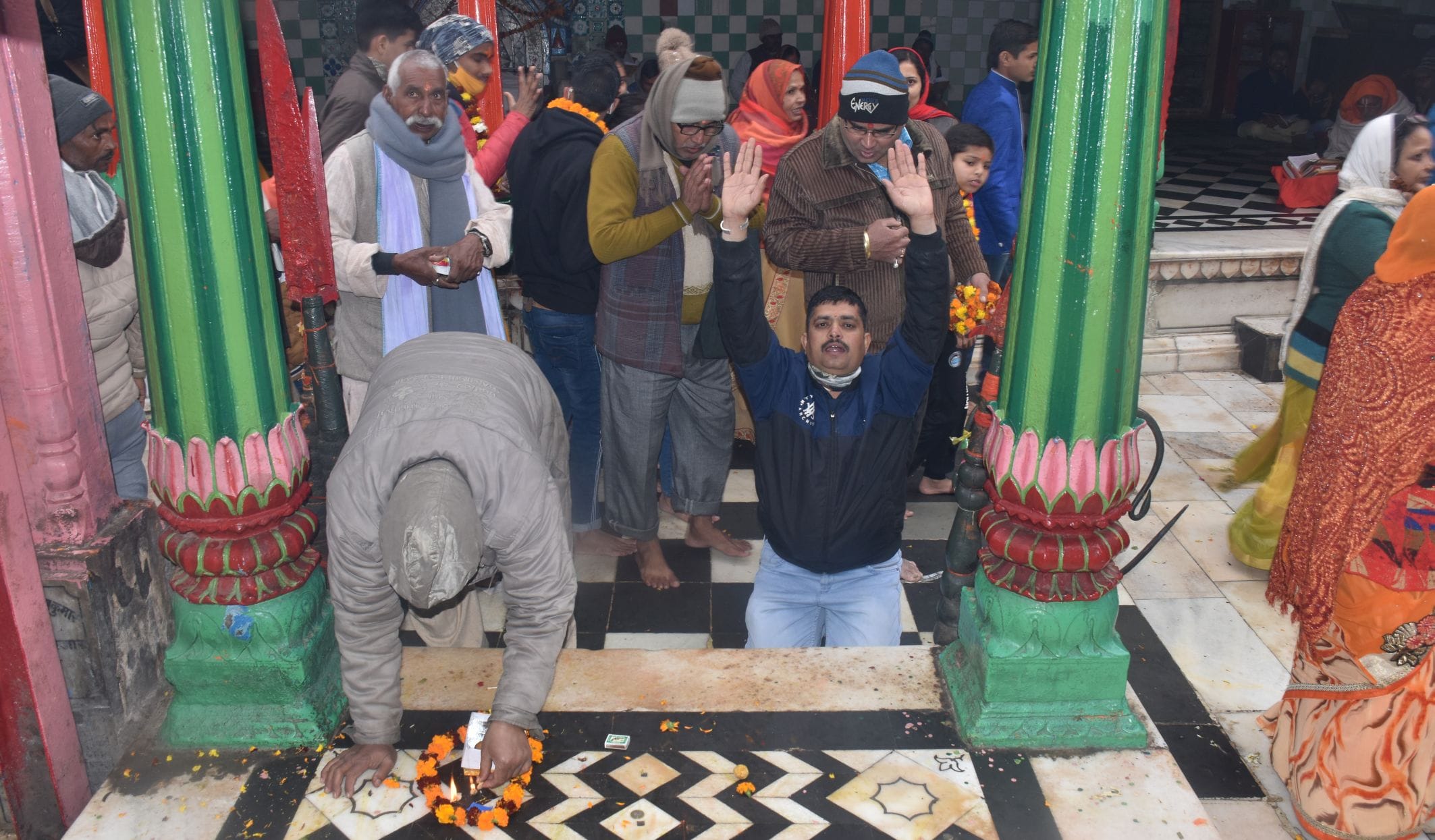 अयोध्या-पौष पूर्णनिमामें नुमानगढ़ी में पूजन करते श्रद्घालु अयोध्या-पौष पूर्णनिमामें नुमानगढ़ी में पूजन करते श्रद्घालु