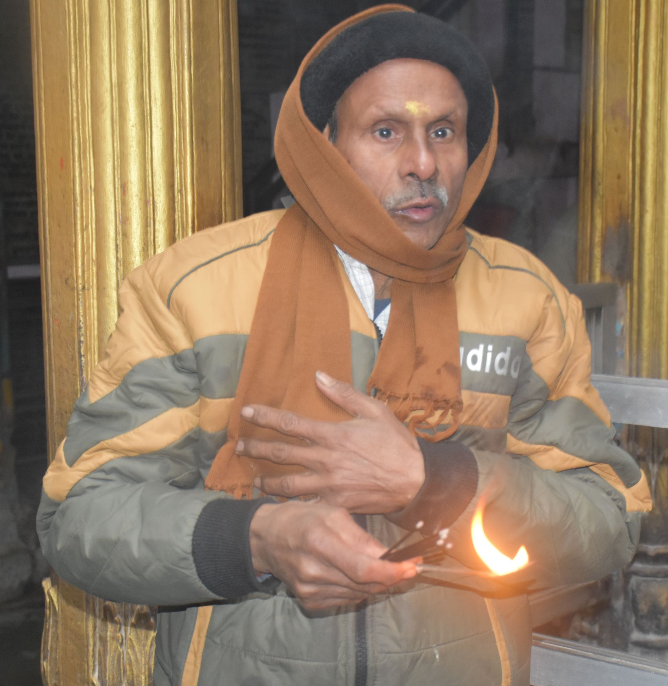 अयोध्या-पौष पूर्णिमा में नागेश्वरनाथ में पूजन करते श्रद्घालु अयोध्या-पौष पूर्णिमा में नागेश्वरनाथ में पूजन करते श्रद्घालु
