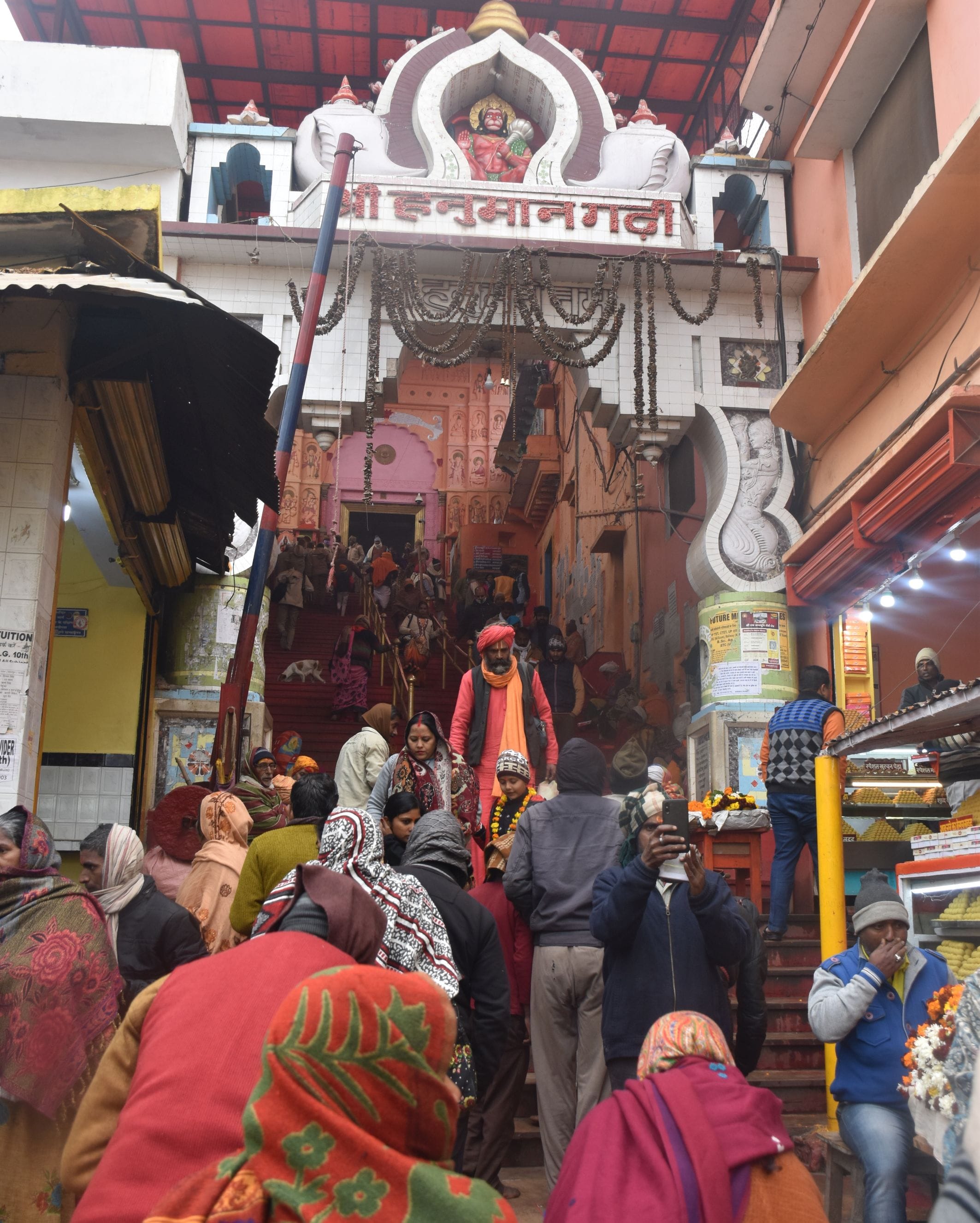 अयोध्या-पौष पूर्णिमा में हनुमानगढ़ी में दर्शन-पूजन को जाते श्रद्घालु अयोध्या-पौष पूर्णिमा में हनुमानगढ़ी में दर्शन-पूजन को जाते श्रद्घालु