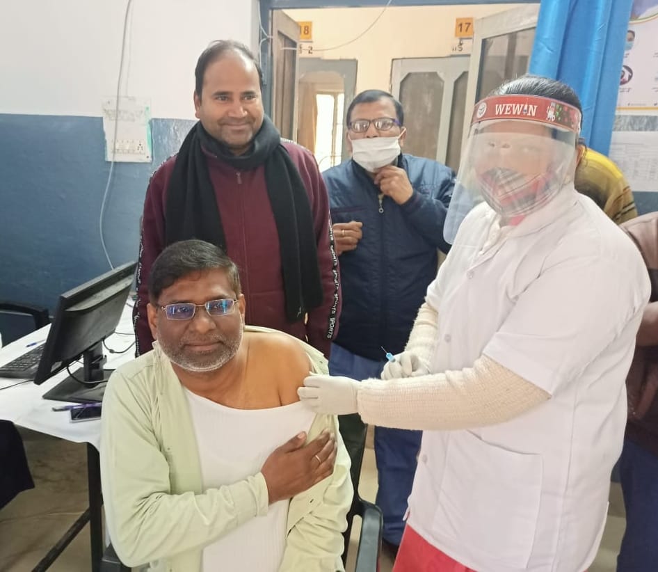 अफजलगढ़ में सीएचसी पर टीका लगवाते चिकित्सक रजनीश कुमार। अफजलगढ़ में सीएचसी पर टीका लगवाते चिकित्सक रजनीश कुमार।