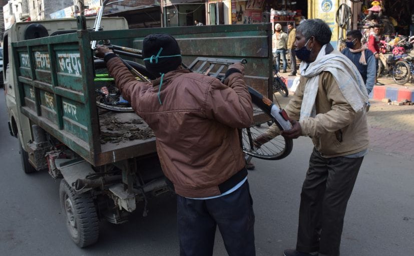रुद्रपुर बाजार में फुटपाथ से साइकिल को जब्त करती नगर निगम की टीम। रुद्रपुर बाजार में फुटपाथ से साइकिल को जब्त करती नगर निगम की टीम।