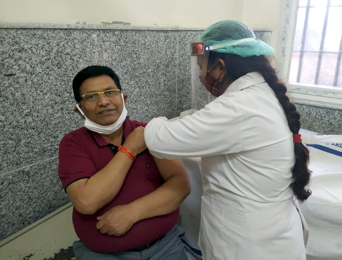 बिजनौर में जिला अस्पताल में कोरोना वैक्सीन का टीका लगवाते सीएमओ डा.विजय कुमार यादव। बिजनौर में जिला अस्पताल में कोरोना वैक्सीन का टीका लगवाते सीएमओ डा.विजय कुमार यादव।
