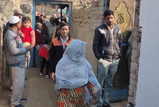 बाबरी क्षेत्र के गांव गोंगवान जलालपुर सडक हादसे में मृतक महिला के घर पर मौजूद लोग बाबरी क्षेत्र के गांव गोंगवान जलालपुर सडक हादसे में मृतक महिला के घर पर मौजूद लोग