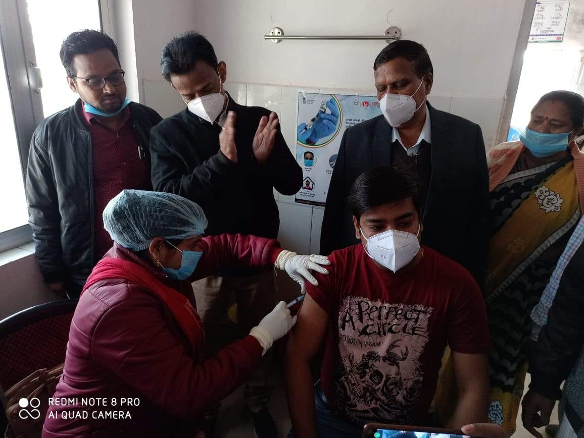 मड़ावरा सीएचसी पर स्वास्थ्यकर्मी को वैक्सीन लगाती एएनएम। मड़ावरा सीएचसी पर स्वास्थ्यकर्मी को वैक्सीन लगाती एएनएम।