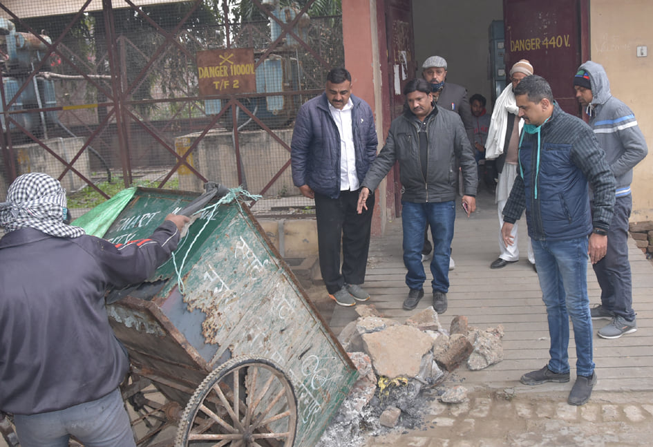 गोविन्द नगर के एसटीपी कार्यालय पर कूडा मलवा लेकर कार्यालय पर गिराते पार्षद गोविन्द नगर के एसटीपी कार्यालय पर कूडा मलवा लेकर कार्यालय पर गिराते पार्षद