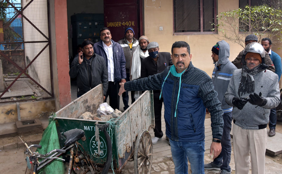 गोविन्द नगर के एसटीपी कार्यालय पर कूडा मलवा लेकर कार्यालय पर गिराते पार्षद गोविन्द नगर के एसटीपी कार्यालय पर कूडा मलवा लेकर कार्यालय पर गिराते पार्षद
