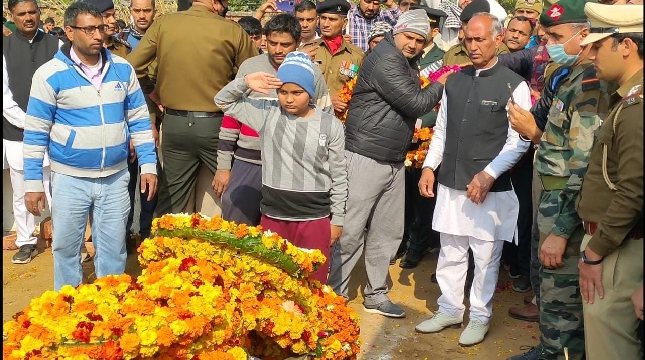 कोसली के गांव जुड्डी में अपने पिता के पार्थिव शरीर को सलाम करता बेटा रोहन। संवाद कोसली के गांव जुड्डी में अपने पिता के पार्थिव शरीर को सलाम करता बेटा रोहन। संवाद