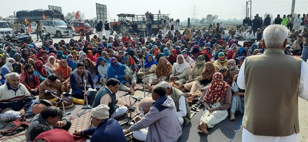 खटकड़ टोल पर आयोजित धरने पर पहुंचे किसान। संवाद खटकड़ टोल पर आयोजित धरने पर पहुंचे किसान। संवाद