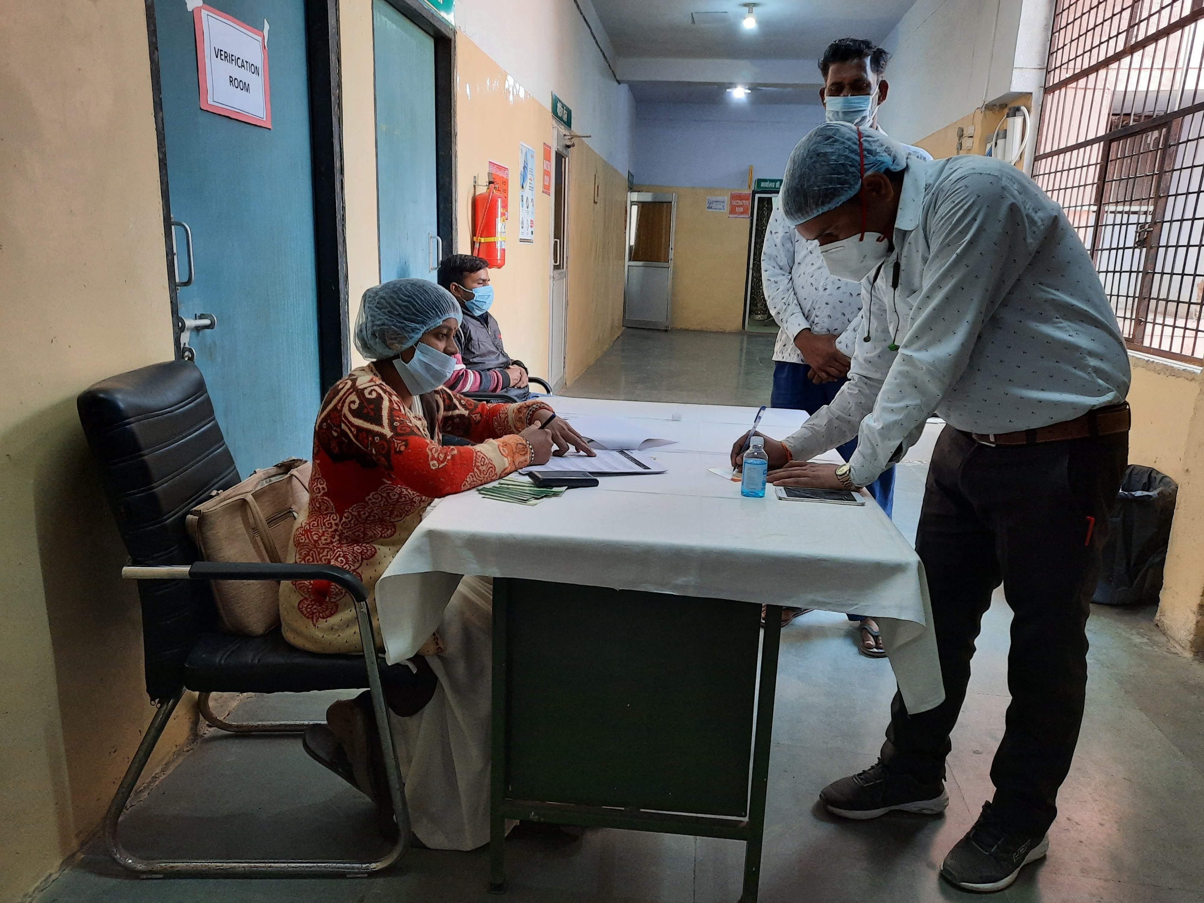 जिला अस्पताल में टीकाकरण के पूर्व सूची से स्वास्थ्य कर्मी का सत्यापन करती कर्मचारी। जिला अस्पताल में टीकाकरण के पूर्व सूची से स्वास्थ्य कर्मी का सत्यापन करती कर्मचारी।