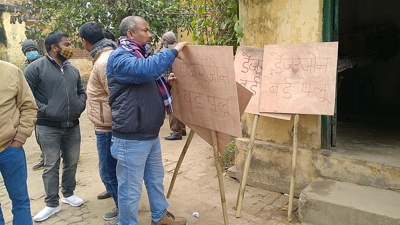 लोगों को संक्रमित जोन के बारे में जागरूक करने को बोर्ड तैयार करते पशुपालन विभाग के कर्मी। लोगों को संक्रमित जोन के बारे में जागरूक करने को बोर्ड तैयार करते पशुपालन विभाग के कर्मी।
