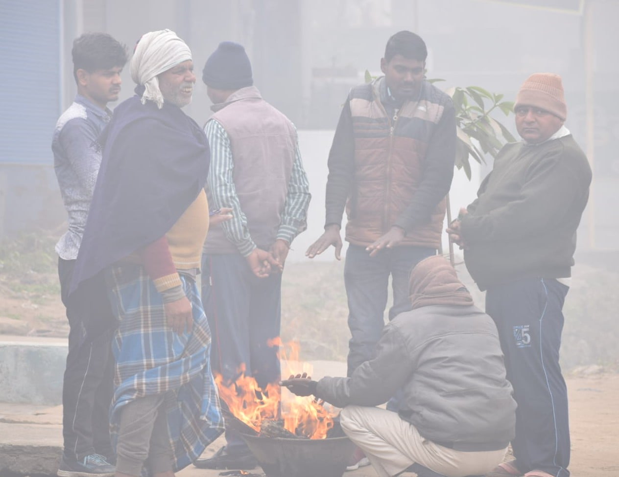 शकरमंडी में गलन व ठंड से बचने के लिए अलाव तापते लोग। शकरमंडी में गलन व ठंड से बचने के लिए अलाव तापते लोग।