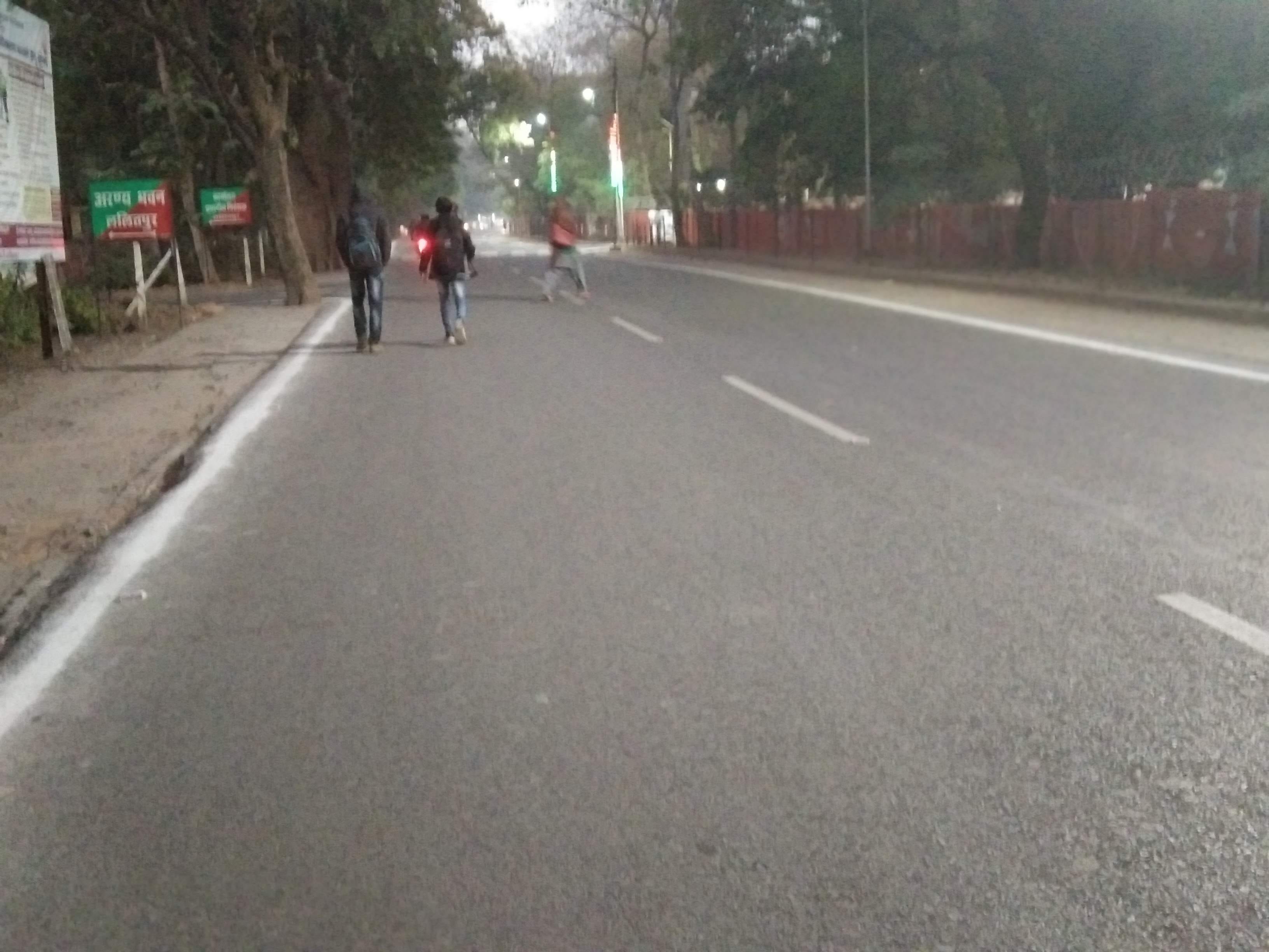 कलेक्ट्रेट से डीएम आवास होते हुए तुवन मंदिर को जाने वाली चमचमाती सड़क।