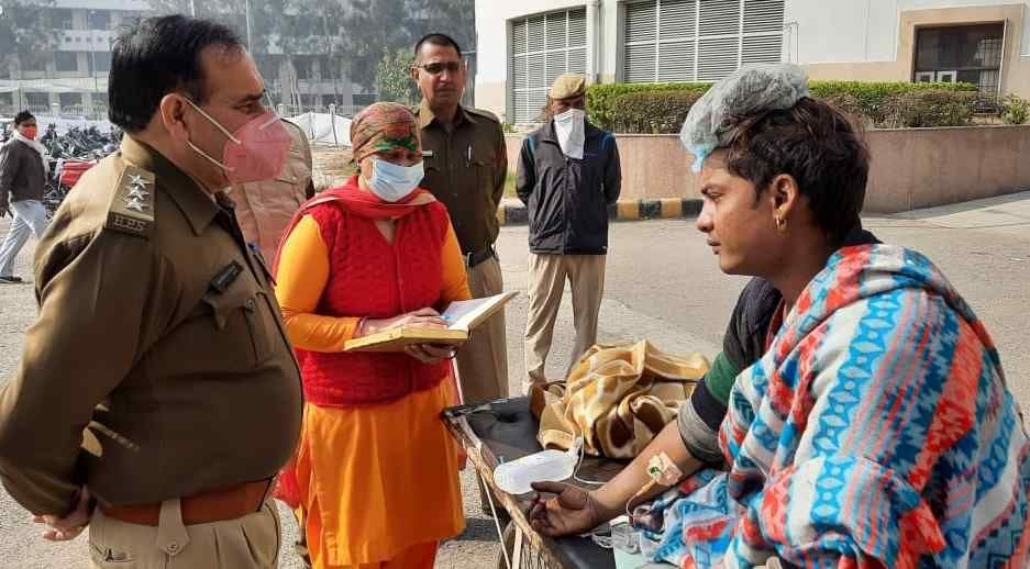 हमले में घायल कारिंदे बंटी से जानकारी लेती एफएसएल की पुष्पा दहिया। अमर उजाला हमले में घायल कारिंदे बंटी से जानकारी लेती एफएसएल की पुष्पा दहिया। अमर उजाला