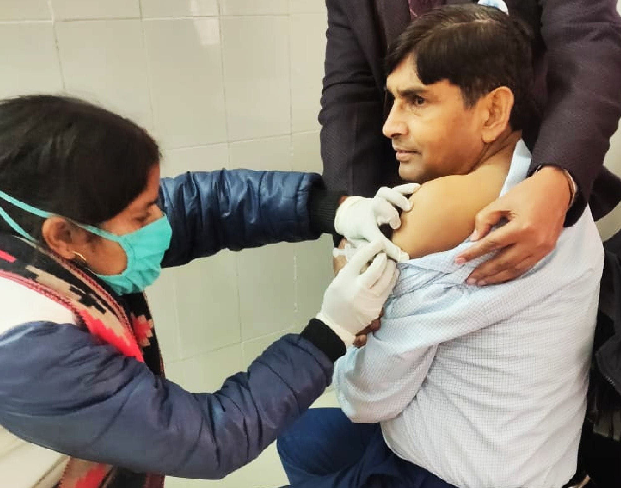 राजकीय मेडिकल कॉलेज में टीकाकरण कराते डॉ. एमपी गंगवार। संवाद
