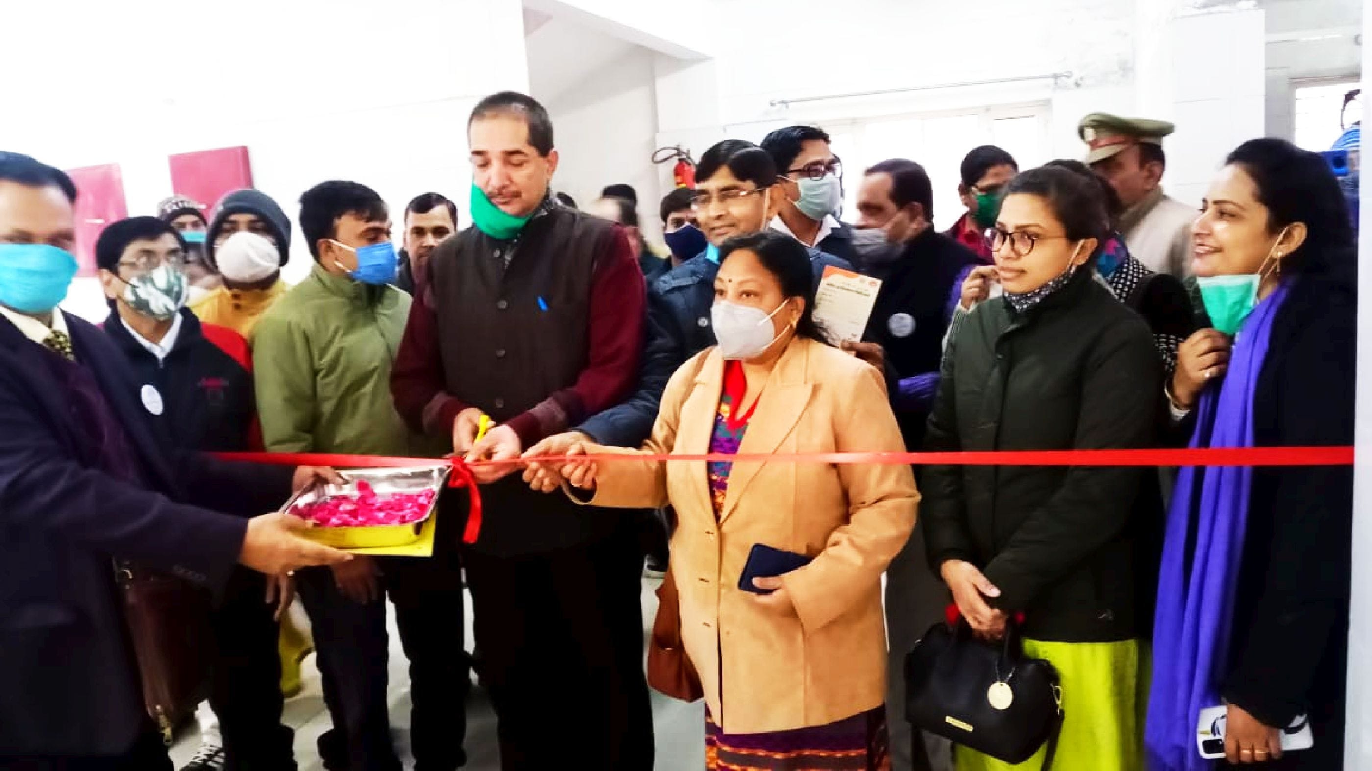 शाहजहांपुर के मेडिकल कॉलेज में टीकाकरण केंद्र का फीता काटकर उद्घाटन करते प्राचार्य डॉ. अभय । संव?
