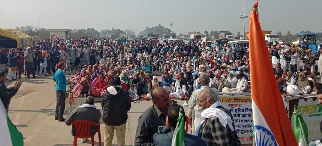 भावदीन टोल प्लाजा पर जुटे किसान।