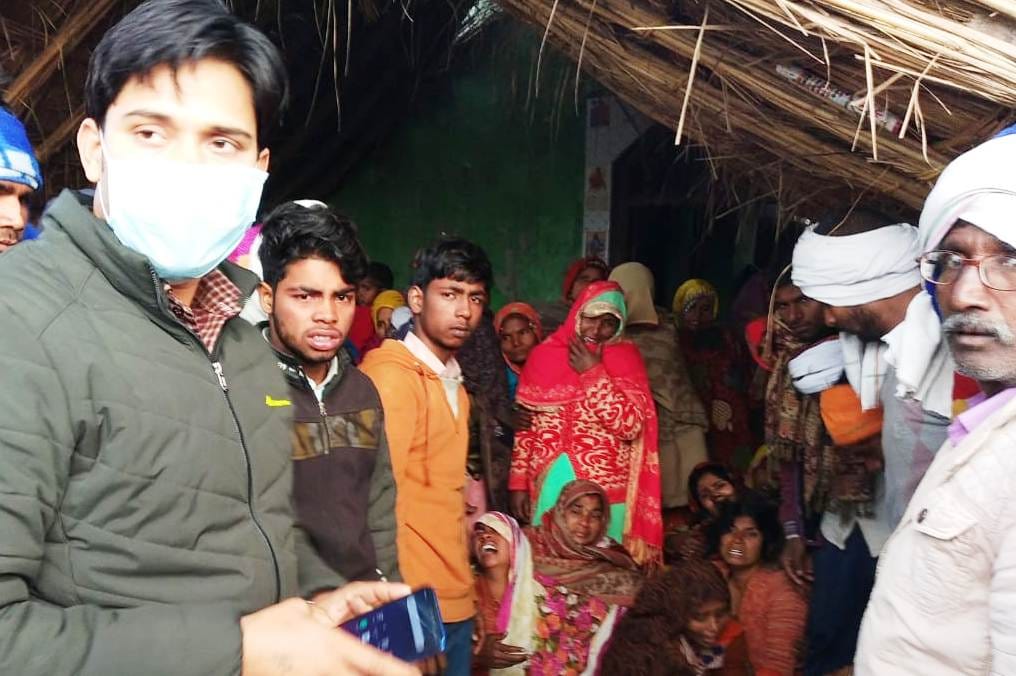 कासगंज पटियाली में युवक की मौत की जानकारी करने पहुंची राजस्व विभाग की टीम कासगंज पटियाली में युवक की मौत की जानकारी करने पहुंची राजस्व विभाग की टीम