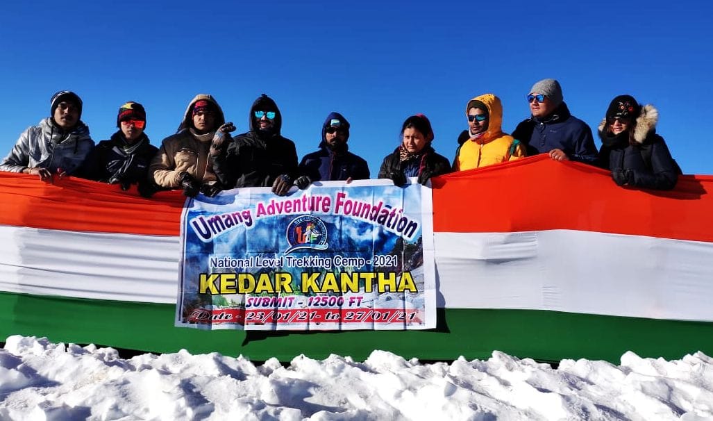 केदारकंठ की चोटी पर तिरंगा लहराती टीम। संवाद केदारकंठ की चोटी पर तिरंगा लहराती टीम। संवाद