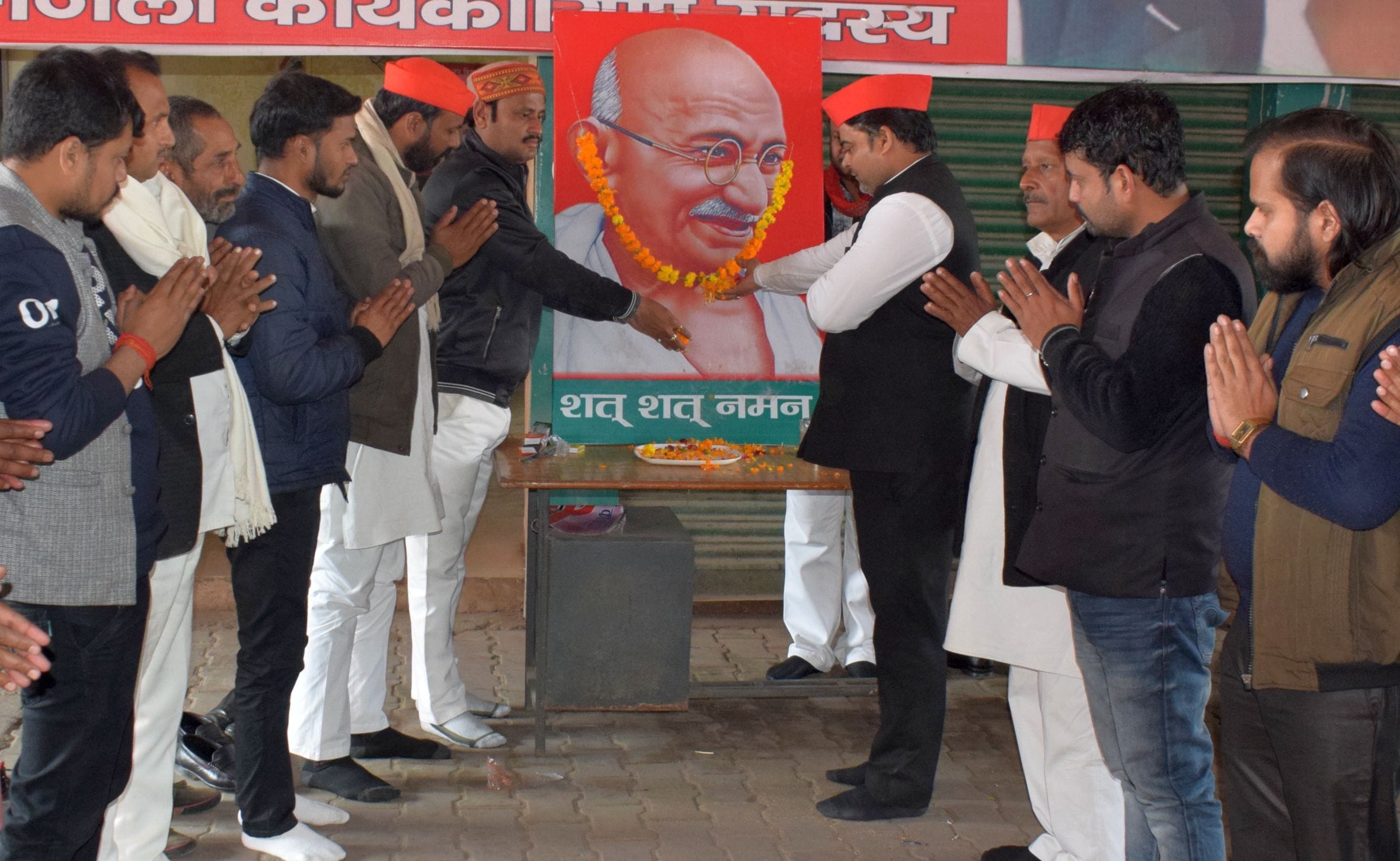 फोटो-05-सपा कार्यालय में महात्मा गांधी की पुण्य तिथि पर पुष्प अर्पित करते सपा जिलाध्यक्ष जितेंद्र फोटो-05-सपा कार्यालय में महात्मा गांधी की पुण्य तिथि पर पुष्प अर्पित करते सपा जिलाध्यक्ष जितेंद्र