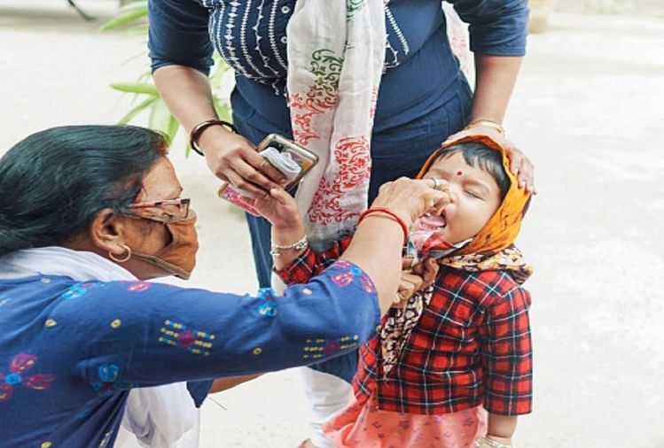 बच्ची को पोलियो ड्रॉप पिलाती एक महिला स्वास्थ्यकर्मी (प्रतीकात्मक तस्वीर)