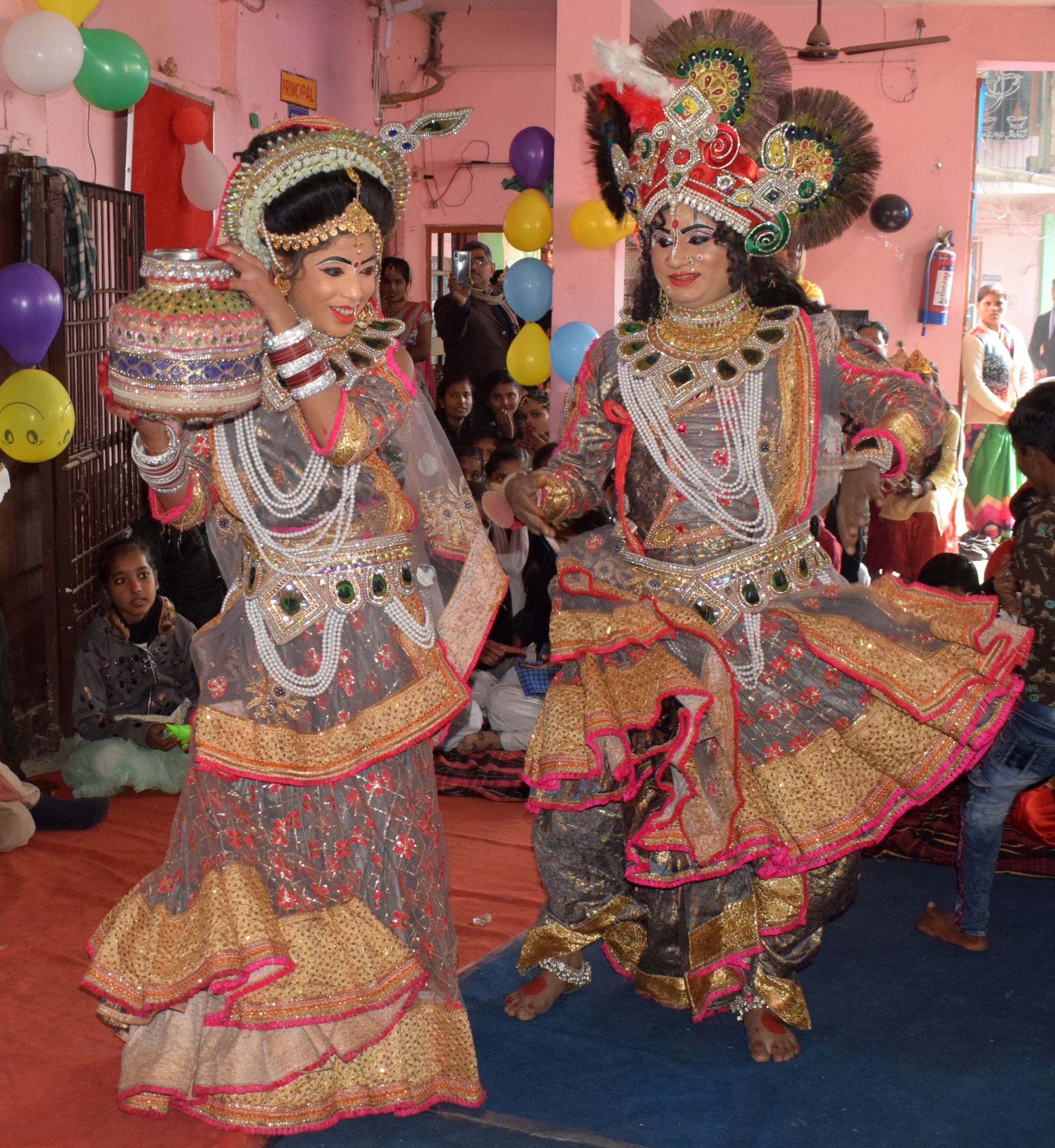 फोटो-8-वार्षिकोत्सव में कृष्ण राधा के वेष में नृत्य करते कलाकार। संवाद फोटो-8-वार्षिकोत्सव में कृष्ण राधा के वेष में नृत्य करते कलाकार। संवाद