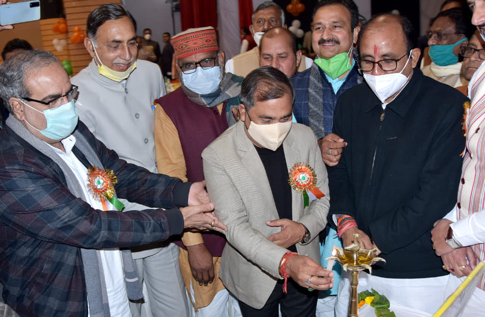 जनमंच में डिस्ट्रिक्ट को आपरेटिव बैंक के 73 वीं वार्षिक सामान्य निकाय की बैठक का दीप जलाकर शुभारं? जनमंच में डिस्ट्रिक्ट को आपरेटिव बैंक के 73 वीं वार्षिक सामान्य निकाय की बैठक का दीप जलाकर शुभारं?