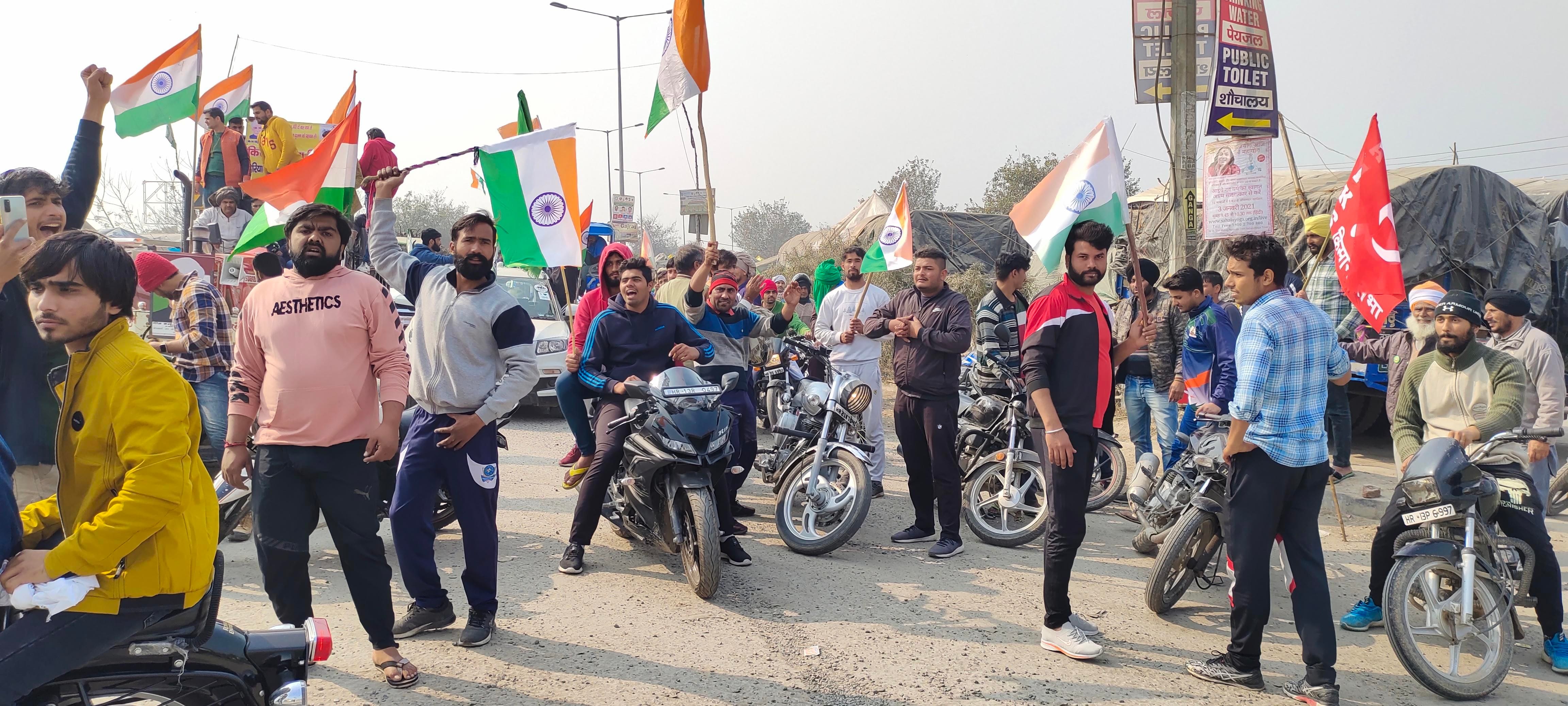  टीकरी बॉर्डर धरनास्थल की ओर नारे लगाते हुए जाते किसान। संवाद